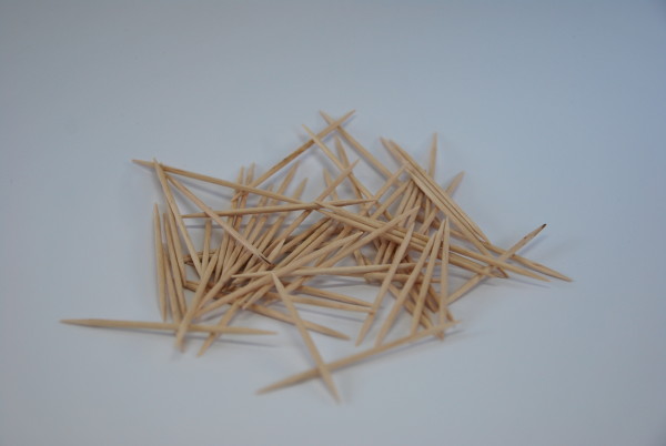 25 wooden toothpicks